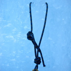 Abalakow: chiudi il cordino di sosta con un nodo piano Abalakow:chiudi il cordino di sosta con un nodo piano